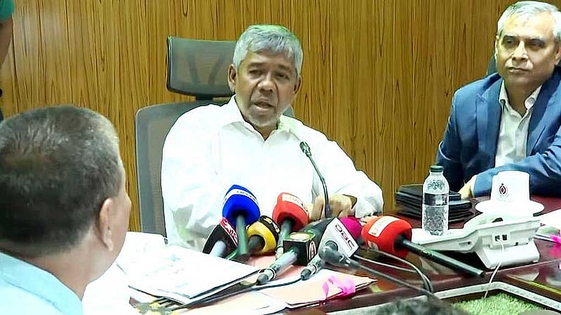 চট্টগ্রাম কাস্টম হাউসে শুক্রবার দুপুরে ‘সিঅ্যান্ডএফ এজেন্টস অ্যাসোসিয়েশন’ নেতাদের সঙ্গে বৈঠক করেন এনবিআর চেয়ারম্যান মো. আবদুর রহমান খান।