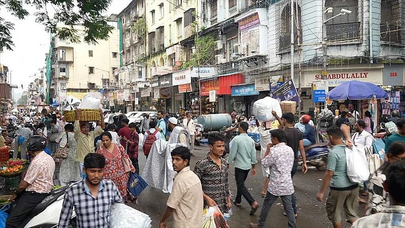 করছাড়ের খবর ছোট ব্র্যান্ড ও দোকানদারদের মধ্যে ধীরে পৌঁছচ্ছে।