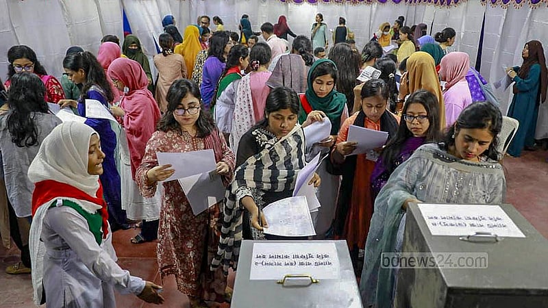 ৯ সেপ্টম্বর ২০২৫: বহুল প্রতীক্ষিত ঢাকা বিশ্ববিদ্যালয় কেন্দ্রীয় ছাত্র সংসদ (ডাকসু) ও হল সংসদ নির্বাচনে ভোটগ্রহণ হয় এদিন। সকাল ৮টা থেকে ৮১০টি বুথে ভোটগ্রহণ শুরু হয়। সকাল থেকেই ভোট দেওয়ার জন্য শিক্ষার্থীদের উৎসাহ-উদ্দীপনা দেখা যায়। ছবি: মাহমুদ জামান অভি