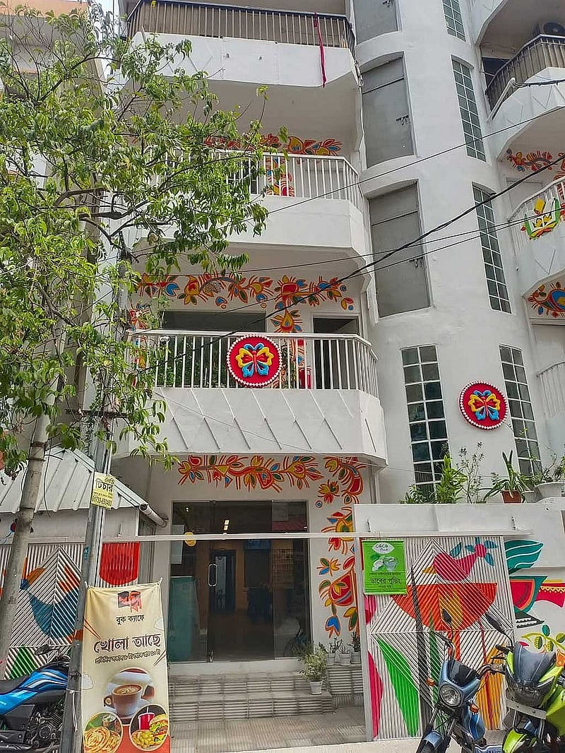 আলপনায় সাজানো রাজধানীর মিরপুরের ‘ঋদ্ধি’ বুক ক্যাফে।