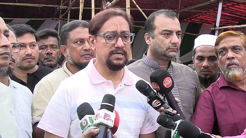 মঙ্গলবার দুপুরে চট্টগ্রামের জমিয়তুল ফালাহ জাতীয় মসজিদ প্রাঙ্গণে ঈদ জামাতের প্রস্তুতি দেখতে যান চট্টগ্রামের মেয়র শাহাদাত হোসেন।