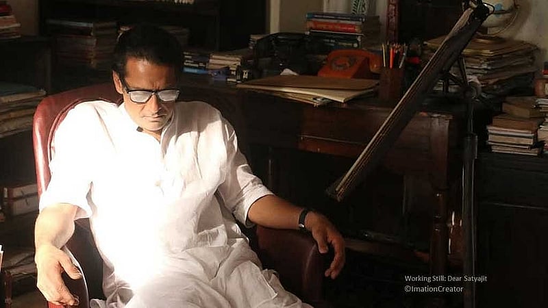 ‘প্রিয় সত্যজিৎ’ সিনেমার দৃশ্য। ছবি: চরকির সৌজন্যে। 