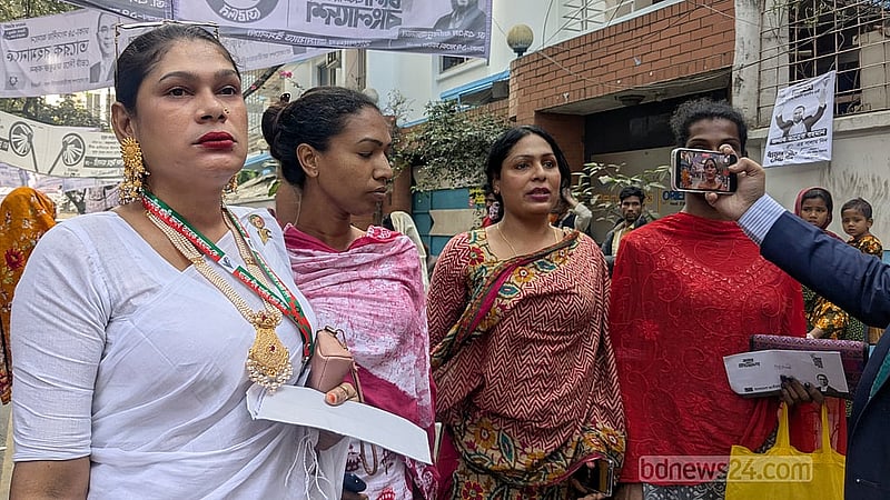 বনানী মডেল স্কুল কেন্দ্রে ভোট দিতে এসে বিড়ম্বনার শিকার হয়েছেন তৃতীয় লিঙ্গের কয়েকজন ভোটার।
