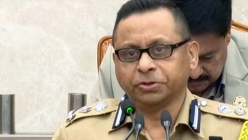 ঢাকা রেঞ্জের উপ-মহাপরিদর্শক (ডিআইজি) রেজাউল করিম মল্লিকের বক্তব্য নিয়ে তৈরি হয়েছে বিতর্ক । ছবি: বিটিভি থেকে