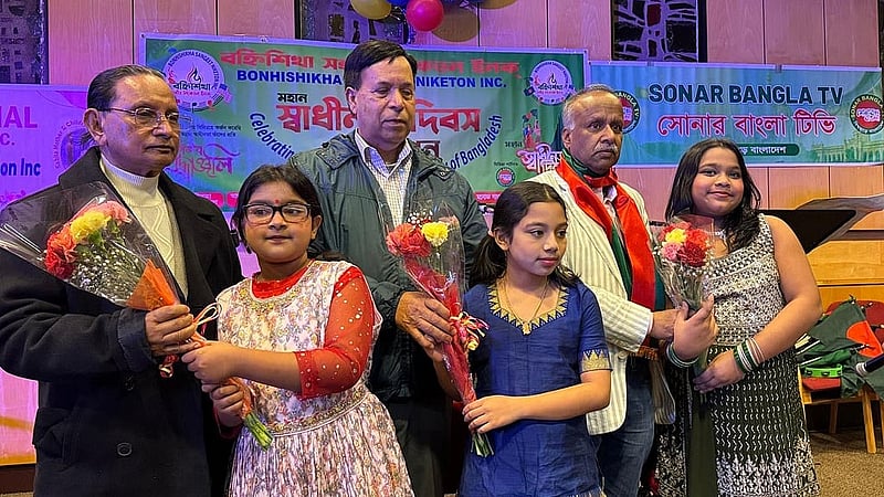 বীর মুক্তিযোদ্ধাদের ফুল দিয়ে শুভেচ্ছা জানানো হয় অনুষ্ঠানে 