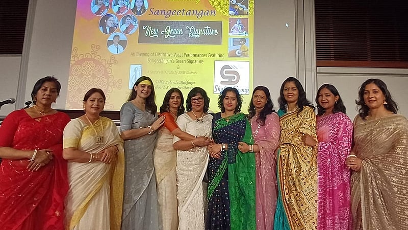 শিক্ষার্থীদের পরিবেশনার সঙ্গে যুক্ত হয় শিক্ষকদের সম্মিলিত পরিবেশনাও।