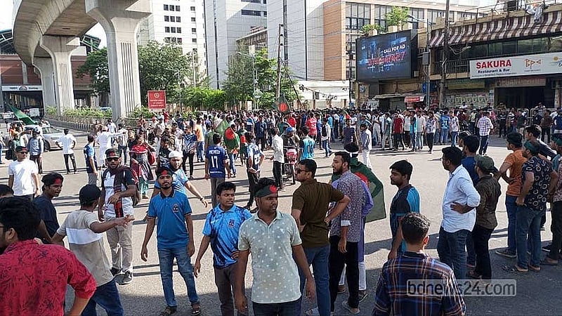শাহবাগ ছাড়াও হোটেল ইন্টারকন্টিনেন্টালের মোড়েও অবস্থান নেন আন্দোলনকারীরা। ছবি: রাসেল সরকার