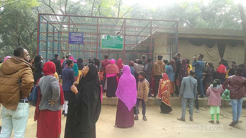 উৎসব ঘিরে চিড়িয়াখানায় ভিড় বাড়ে