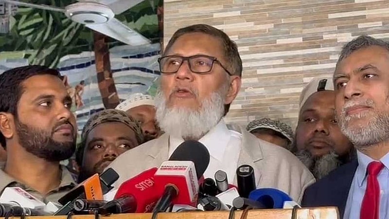 আপিলে প্রার্থিতা ফিরে পেয়ে নির্বাচন ভবনে সাংবাদিকদের সামনে কথা বলেন ঢাকা-২ আসনে জামায়াতে ইসলামীর প্রার্থী আবদুল হক।
