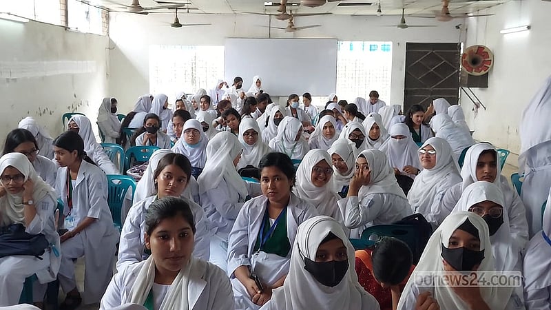 যেসব স্কুল পরীক্ষা কেন্দ্র নয়, সেখানে পাঠদান চলায় শিক্ষার্থীরা এগিয়ে থাকে। 
