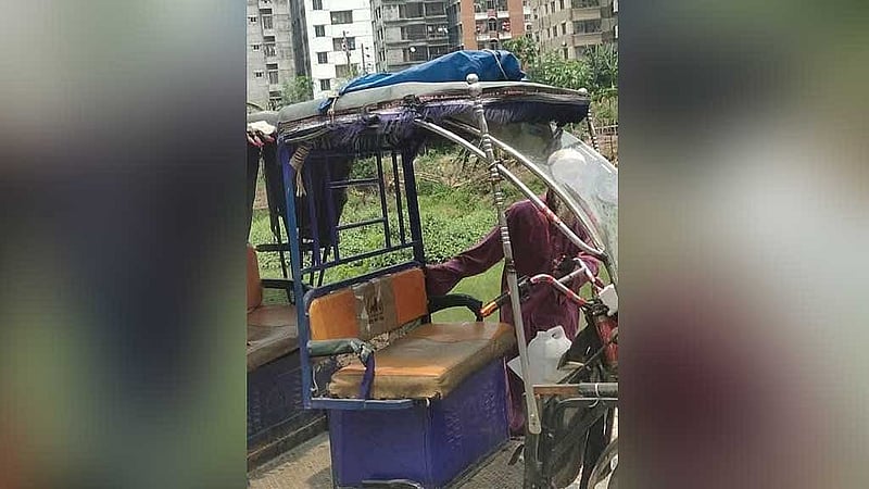 এই অটোরিকশার ধাক্কাতেই বাসের নিচে পড়ে প্রাণ হারান দুই তরুণ। 