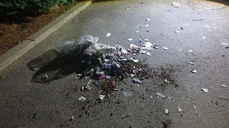 উত্তর কোরিয়া থেকে উড়ে আসা আবর্জনা ভর্তি গ্যাস বেলুনে নানা ধরণের বর্জ্য রয়েছে। ছবি: দক্ষিণ কোরিয়ার সামরিক বাহিনী