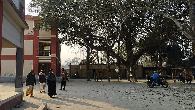 দুপুর গড়াতেই ভোটারশূন্য হয়ে যায় অধিকাংশ কেন্দ্র।