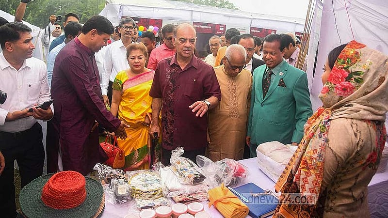 রাজশাহীতে 'বাংলাদেশ ফেস্টিভ্যালে'র স্টল পরিদর্শন করছেন বেসামরিক বিমান পরিবহন ও পর্যটনমন্ত্রী মুহাম্মদ ফারুক খান।