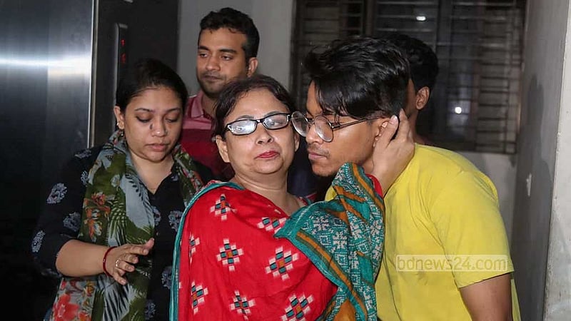 প্রথম প্রতিবাদের পরপরই পুলিশ আটক করেছিল সৈয়দা রত্না ও তার ছেলে ঈসা আব্দুল্লাহ প্রিয়াংসুকে। প্রতিবাদের মুখে ১৩ ঘণ্টা আটকে রাখার পর তাদের ছেড়ে দেওয়া হয়।