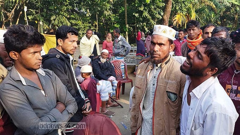 দুই জেলের মৃত্যুতে তাদের বাড়িতে স্বজনদের আহাজারি। 