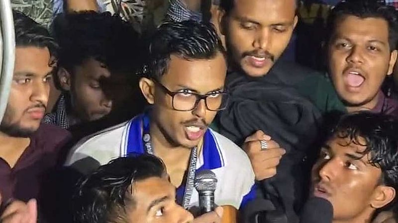 সাতরাস্তার মোড়ে সন্ধ্যায় বিফ্রিং