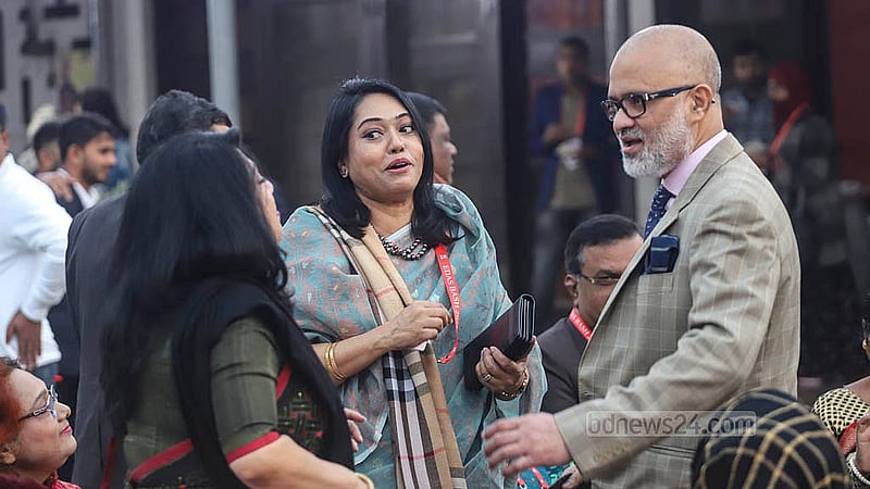 ঢাকা বিশ্ববিদ্যালয়ের ইংরেজি বিভাগের সাবেক শিক্ষার্থীদের পুনর্মিলনীতে তথ্য সচিব মাহবুবা ফারজানা সঙ্গে সংগঠনের সাবেক সাধারণ সম্পাদক বিডিনিউজ টোয়েন্টিফোর ডটকমের প্রধান সম্পাদক তৌফিক ইমরোজ খালিদী।