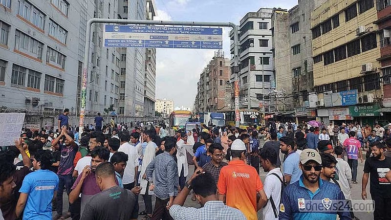 চানখাঁর পুল এলাকায় রাস্তা অবরোধ করেন কয়েকটি শিক্ষা প্রতিষ্ঠানের শিক্ষার্থীরা। ছবি: রাসেল সরকার
