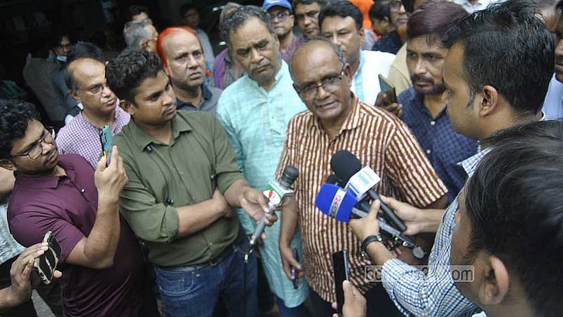 সবুজবাগের বরদেশ্বরী কালিমাতা মন্দিরে শনিবার সাংবাদিকদের সঙ্গে কথা বলেন প্রয়াত সাংবাদিক বিভুরঞ্জন সরকারের ভাই চিররঞ্জন সরকার।