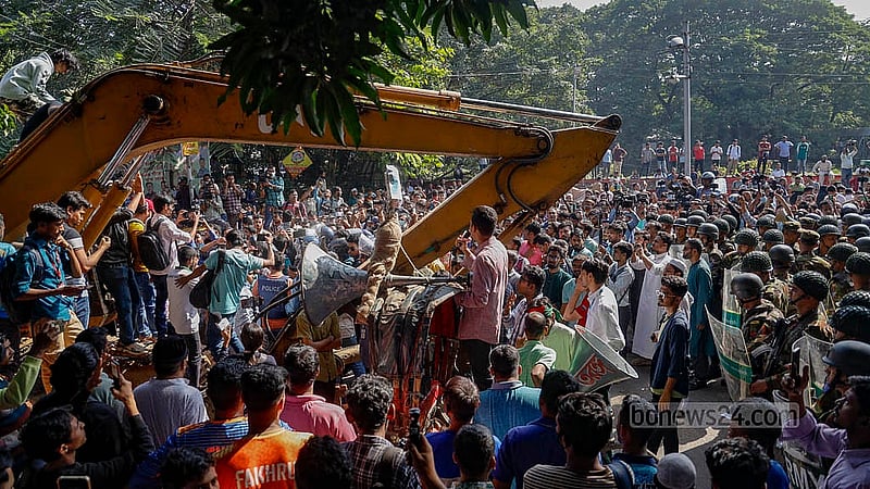 ধানমন্ডি ৩২ নম্বরে শেখ মুজিবুর রহমানের বাড়ির অবশিষ্টাংশ সোমবার ভাঙতে গেলে পুলিশ ও সেনা সদস্যদের বাধার মুখে পড়ে ছাত্রজনতা।