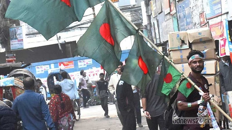 লম্বা বাঁশে বিভিন্ন মাপের পতাকা লাগিয়ে, হাতে ছোট পতাকা, হেড ব্যান্ড ইত্যাদি ব্যাগে নিয়ে ঝুলিয়ে অলিগলি ঘুরে বিক্রি করেন রোকন।