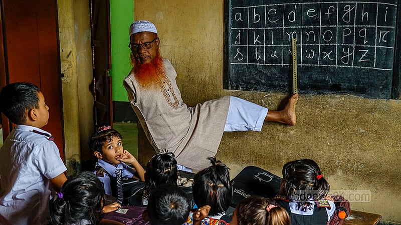 হাত না থাকলেও হারতে রাজি নন তিনি। প্রবল ইচ্ছা শক্তিকে কাজে লাগিয়ে পায়ে লিখেই ১৯৮২ সালে মাধ্যমিক ও ১৯৮৪ সালে উচ্চ মাধ্যমিক পাস করেন। পরে ১৯৮৬ সালে নরসিংদী সরকারি কলেজ থেকে ডিগ্রি লাভ করেন।