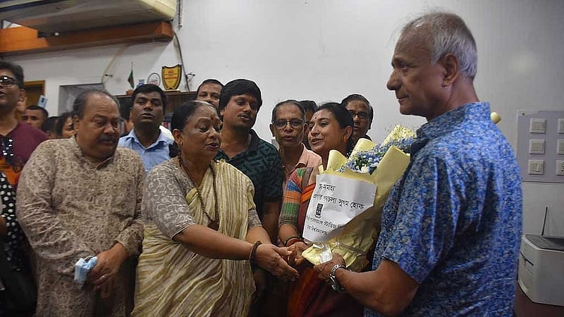 বাংলাদেশ শিল্পকলা একাডেমির মহাপরিচালক হিসেবে মঙ্গলবার সকালে যোগ দেন সৈয়দ জামিল আহমেদ। এরপর তাকে ফুল দিয়ে স্বাগত জানান থিয়েটারের শিল্পীরা।