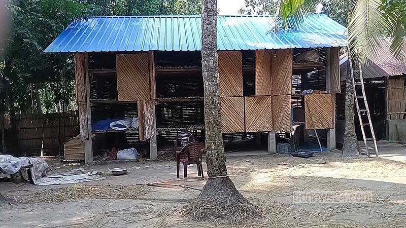 রাজবাড়ীর কালুখালী উপজেলার এক চাষির বাড়িতে পেঁয়াজ সংরক্ষণের মডেল ঘর। 