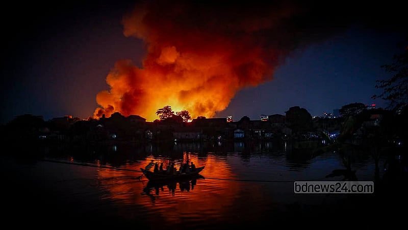 ২৫ নভেম্বর ২০২৫: ভয়াবহ আগুনে পুড়ে যায় ঢাকার কড়াইল বস্তি। ফায়ার সার্ভিসের ১৯টি ইউনিট দীর্ঘসময় ধরে কাজ করে আগুন নিয়ন্ত্রণে আনে। ছবি: মাহমুদ জামান অভি