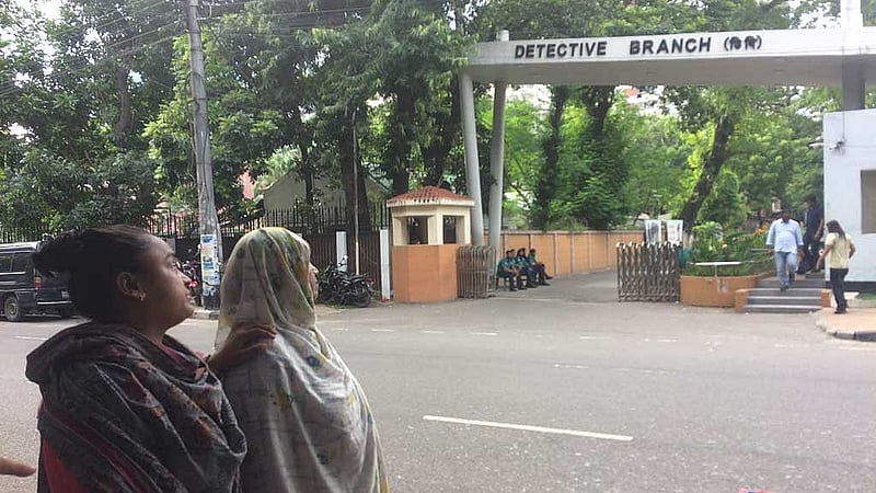 স্বজনের খোঁজে ডিবি কার্যালয়ের বাইরে মা-মেয়ের অপেক্ষা।