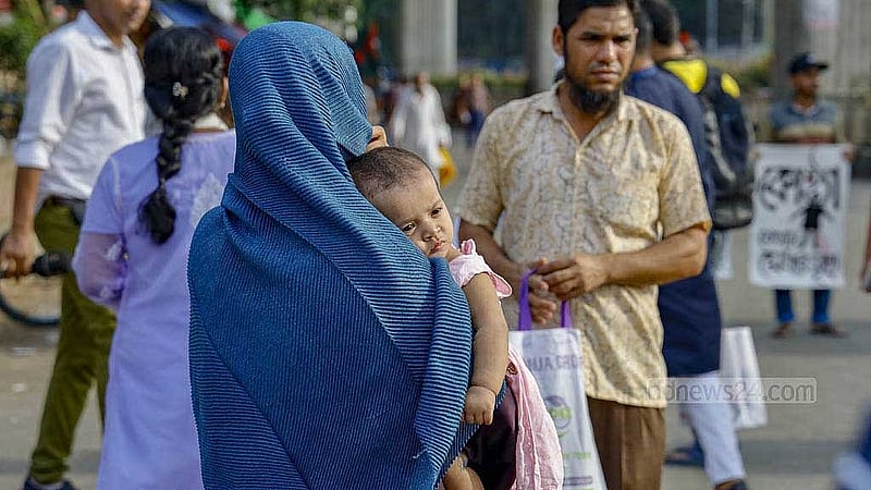 অচল ঢাকায় বাধ্য হয়ে হেঁটে গন্তব্যে রওনা হন বিপুল  সংখ্যক মানুষ, যাদের মধ্যে অসুস্থ ব্যক্তিও আছেন।