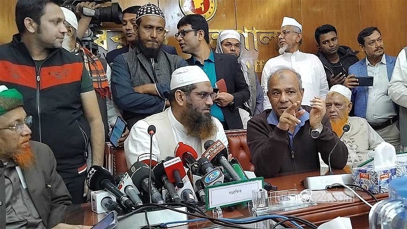 বুধবার মন্ত্রণালয়ে বৈঠকের পর সংবাদ সম্মেলনে আসেন স্বরাষ্ট্র উপদেষ্টা জাহাঙ্গীর আলম চৌধুরী ও মামুনুল হক। 