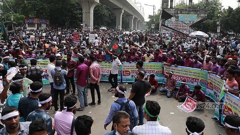 বিভিন্ন সরকারি প্রতিষ্ঠানের আউটসোর্সিং কর্মীরা শাহবাগ অবরোধ করলে সেখানে অবস্থান নেয় আইনশৃঙ্খলা বাহিনী। 