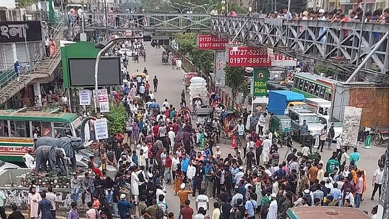 ঢাকার সায়েন্সল্যাব মোড়ে এইচএসসি পরীক্ষা বাতিলের দাবিতে শিক্ষার্থীদের অবস্থান। 