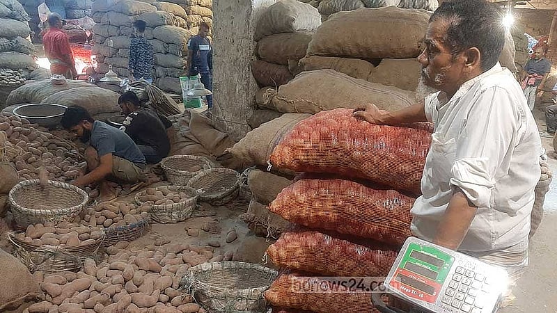 ঢাকার কারওয়ান বাজারে গত সপ্তাহের চেয়ে শুক্রবার সামান্য কম দামে আলু বিক্রি হয়েছে। 