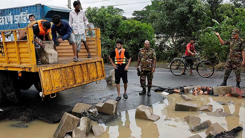 ভয়াল বন্যায় ক্ষতিগ্রস্ত হয়েছে দেশের ছয় শতাধিক কিলোমিটার সড়ক। ছবি: রয়টার্স