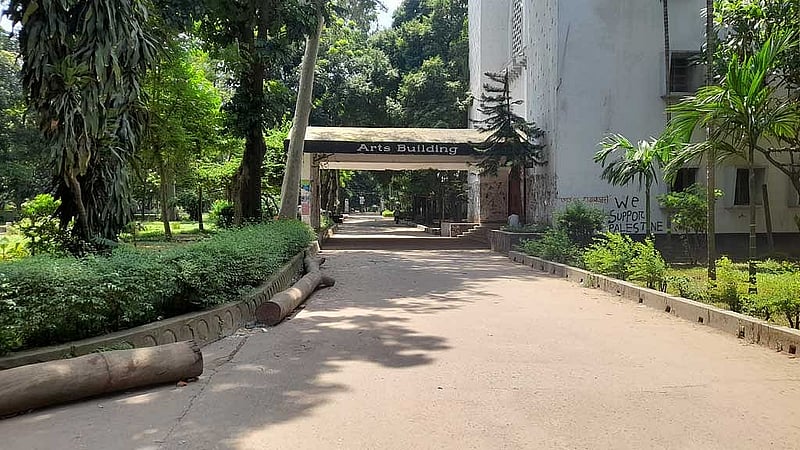 অ্যকাডেমিক কার্যক্রম শুরু না হওয়ায় খাঁ খাঁ করছে ঢাকা বিশ্ববিদ্যালয়ের কলা ভবন