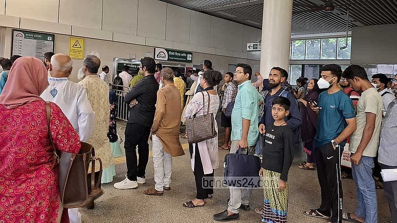 তিন লাখ টিকেটের দুই লাখ খোয়া যাওয়ায় যাত্রীর ভিড় বাড়লে একক যাত্রার টিকেট কাটতে গিয়ে ভোগান্তিতে পড়তে হচ্ছে যাত্রীদের। 