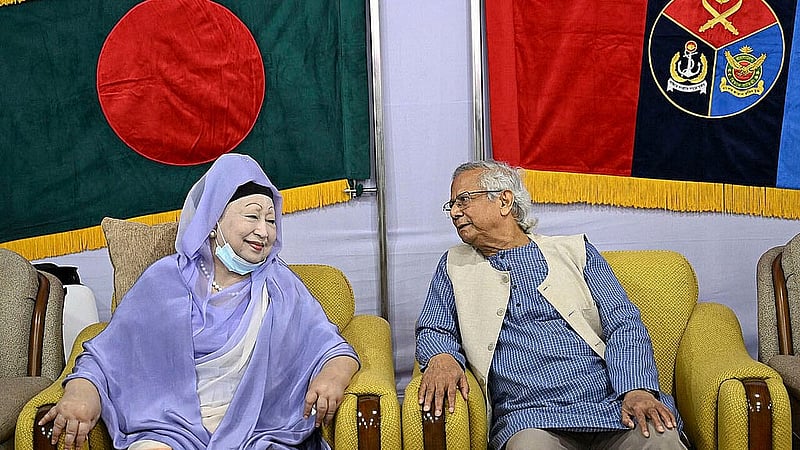 ২০২৫ সালের ২১ নভেম্বর। বিএনপি চেয়ারপারসন খালেদা জিয়াকে শেষবার প্রকাশ্যে কোনো অনুষ্ঠানে দেখা যায় সেনাকুঞ্জে সশস্ত্র বাহিনী দিবসের সংবর্ধনা অনুষ্ঠানে। পাশাপাশি বসে তার সঙ্গে কুশল বিনিময় করেন প্রধান উপদেষ্টা মুহাম্মদ ইউনূস। ছবি: পিআইডি