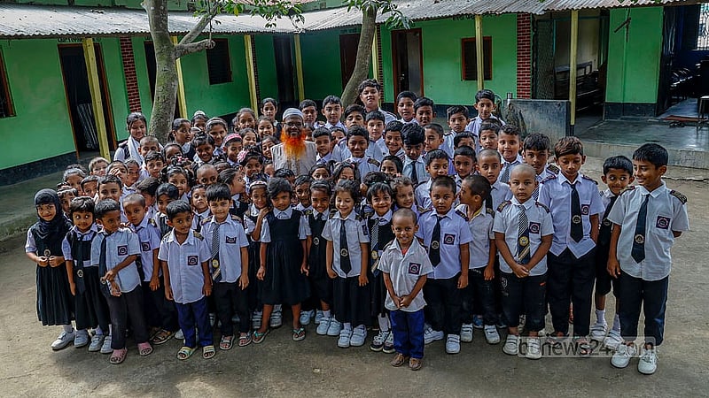 করোনাভাইরাস মহামারীর আগে দুঃখু মিয়ার স্কুলে ছাত্র সংখ্যা ছিল দুই শতাধিক। ওই সময় দীর্ঘ সময় স্কুল বন্ধ এবং ওই এলাকায় কিছু কারখানা বন্ধ হয়ে যাওয়ায় বর্তমানে তার স্কুলে ছাত্র সংখ্যা কমে হয়েছে ১২০ জনের মত।