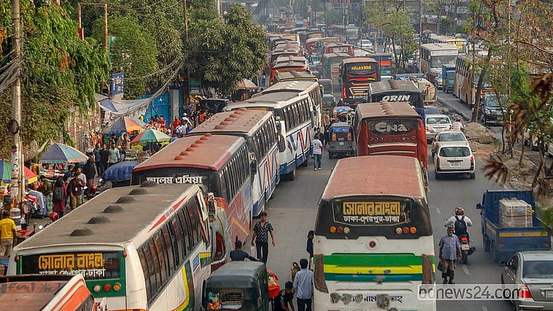 মহাখালী বাস টার্মিনাল এলাকায় সড়ক দখল করে দূরপাল্লার বাস রাখায় তৈরি হচ্ছে তীব্র যানজট।