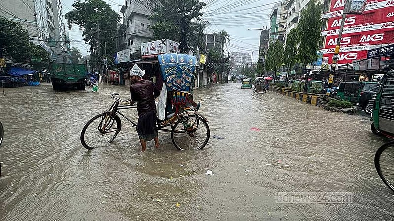 নগরীর তিন পোলের মাথা এলাকায় বৃষ্টিতে জলাবদ্ধতার সৃষ্টি হয়। প্রায় হাঁটু সমান পানি ডিঙিয়ে সেখানে চলাচল করছিল রিকশাসহ সব ধরনের যানবাহন।