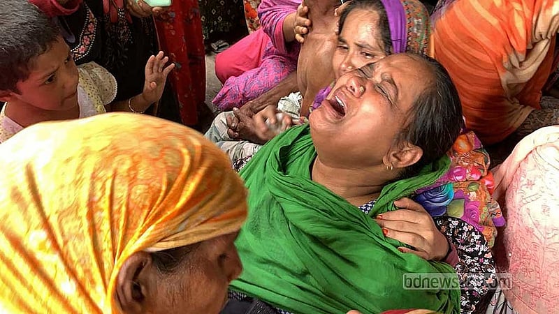 রাজশাহীর মিনারুলের স্বজনদের এমন আহাজারিতে গ্রামবাংলার দারিদ্র্যের যন্ত্রণা ফুটে উঠেছে। ছবি: বিডিনিউজ টোয়েন্টিফোর ডটকম