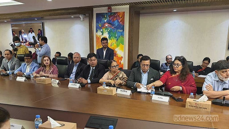 বিডার সম্মেলন কক্ষে রোববার অর্থনৈতিক সংকট উত্তরণে ব্যবসায়ী নেতাদের সঙ্গে পরামর্শসভা করেন প্রধানমন্ত্রীর বেসরকারি শিল্প ও বিনিয়োগ বিষয়ক উপদেষ্টা সালমান এফ রহমান। সেখানে ই-ক্যাব সভাপতি তথ্যপ্রযুক্তি খাতের ব্যবসায় ক্ষতি সম্পর্কে কথা বলেন সংগঠনের সভাপতি শমী কায়সার।
