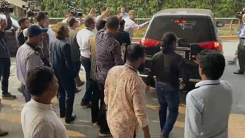 বাংলাদেশ ব্যাংক অফিসার্স ওয়েলফেয়ার কাউন্সিলের সদস্যরা গভর্নরের উপদেষ্টা আহসান উল্লাহকে বের করে দেন।