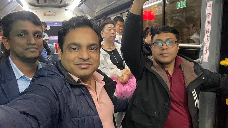 বিআরটি বাসে সহকর্মীদের সঙ্গে লেখক (বাঁ থেকে দ্বিতীয়)।