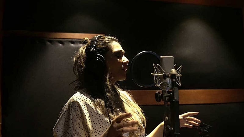 ‘স্বপ্ন যাবে বাড়ি’ গান রেকর্ডিংয়ের সময় দোলা রহমান। ছবি: পরিচালকের সৌজন্যে।  