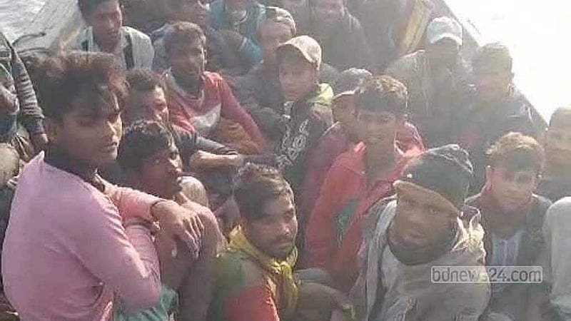 বৃহস্পতিবার সন্ধ্যায় টেকনাফ পৌরসভার চৌধুরী পাড়া সংলগ্ন একদিনের ট্রানজিট জেটি ঘাট দিয়ে জেলেদের ফেরত আনা হয়েছে।