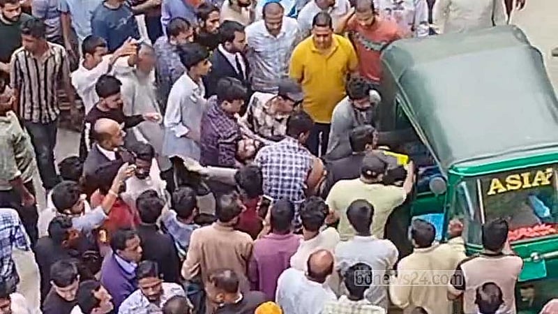 কুমিল্লা আদালতের সামনে মারপিটের সময় তোলা ছবি।